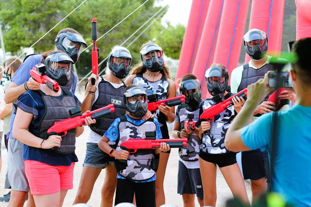Une famille posant pour une photo lors d'une partie de paintball chez Amiens Paintball